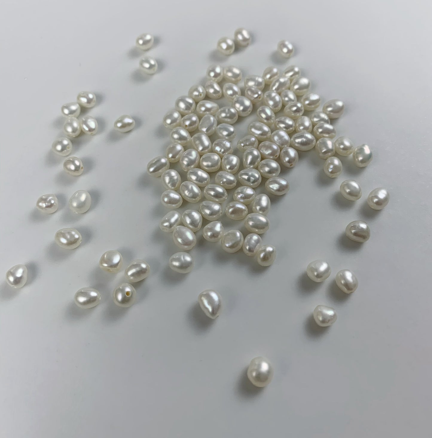 Small white Baroque pearl（4-4.5mm)