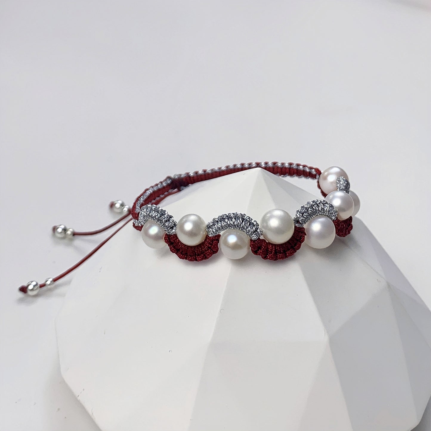 2.Original hand-knitted S-shaped pearl bracelet