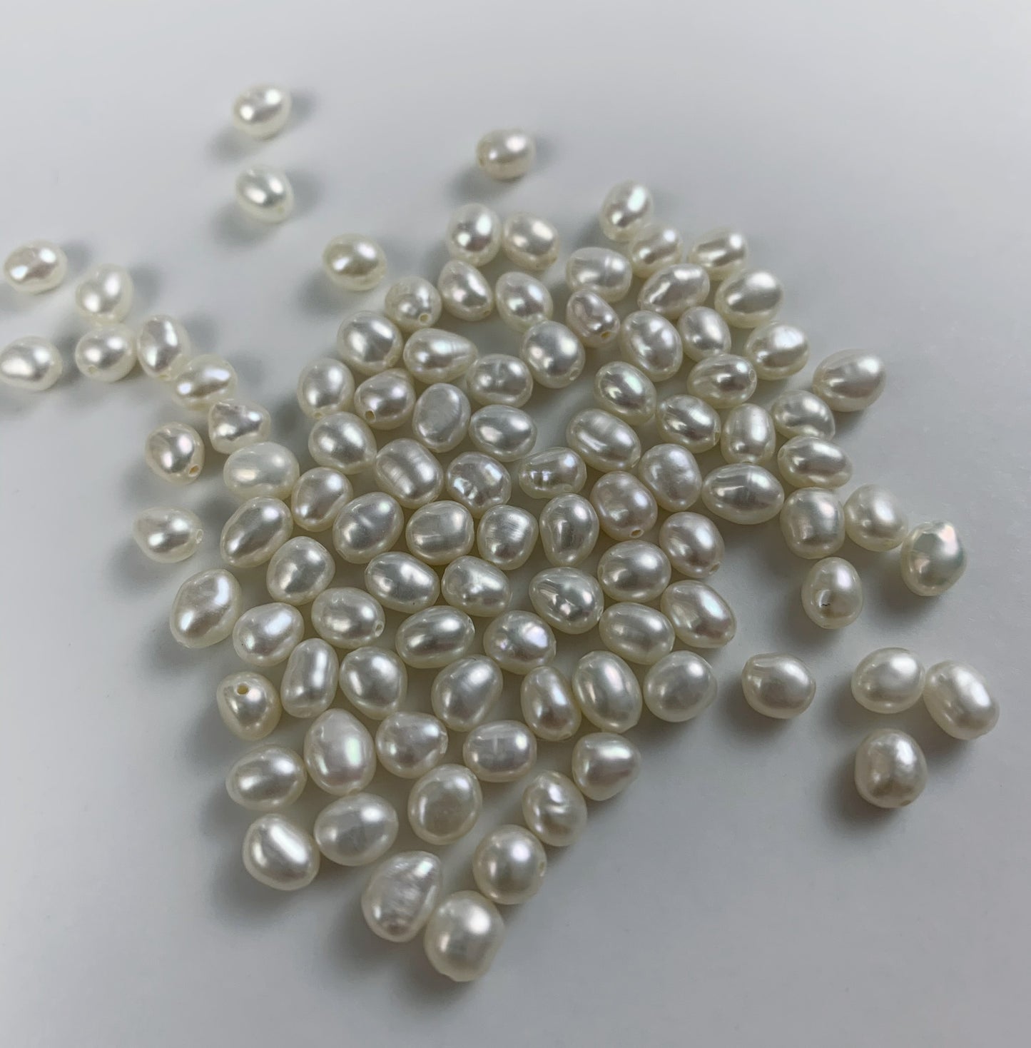 Small white Baroque pearl（4-4.5mm)