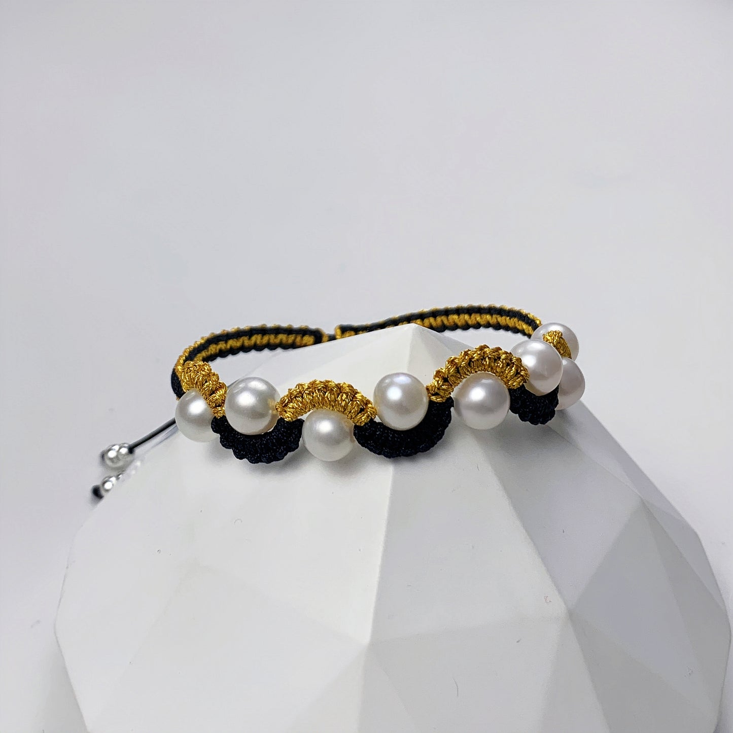 2.Original hand-knitted S-shaped pearl bracelet