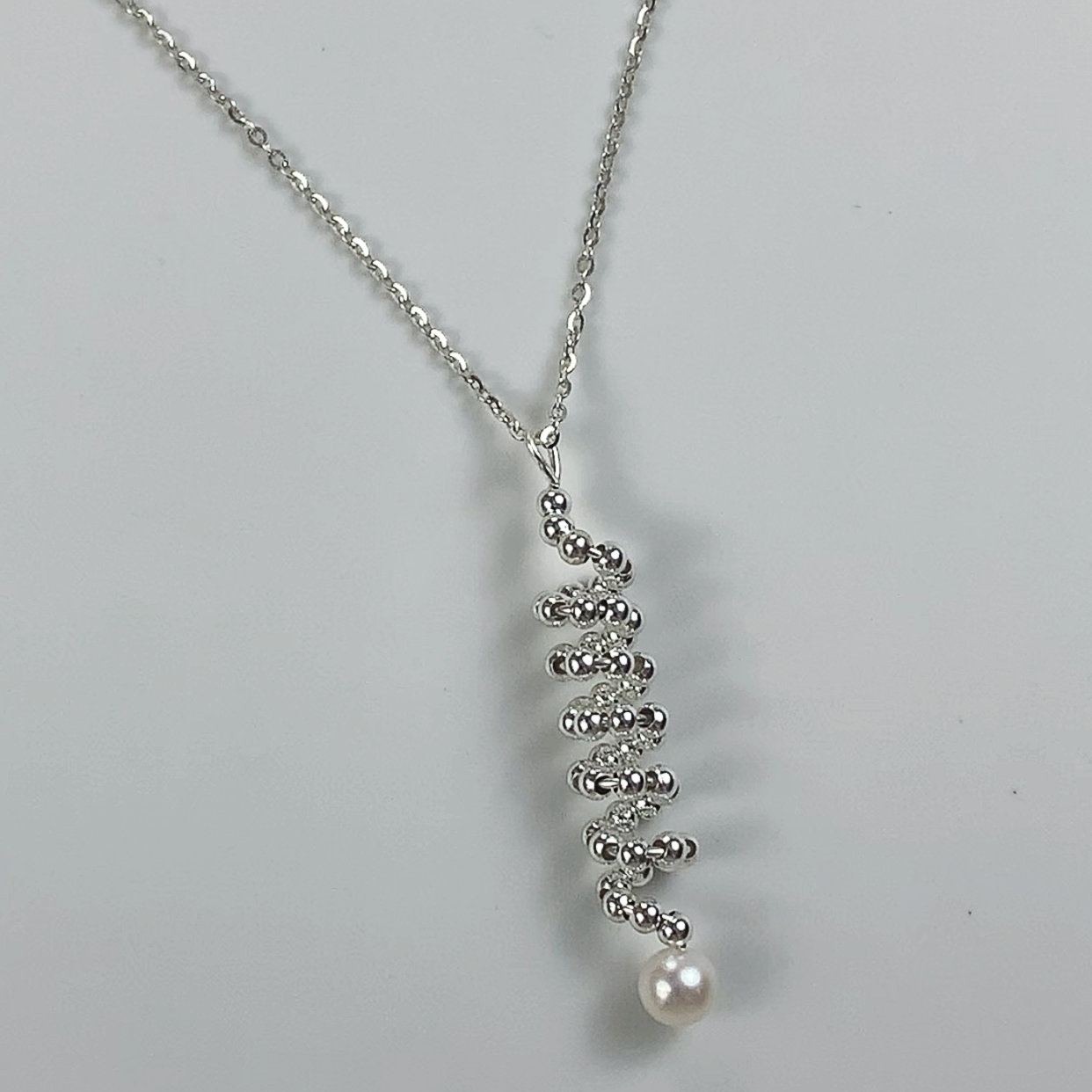 68.Spiral pearl pendant