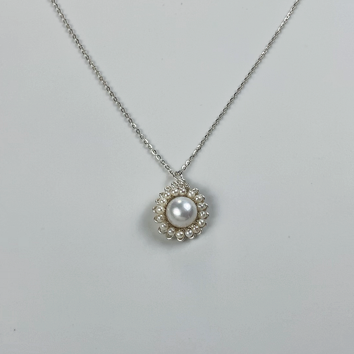 76.Edison pendant with pearl lace