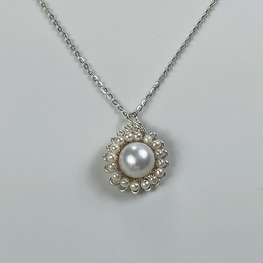 76.Edison pendant with pearl lace