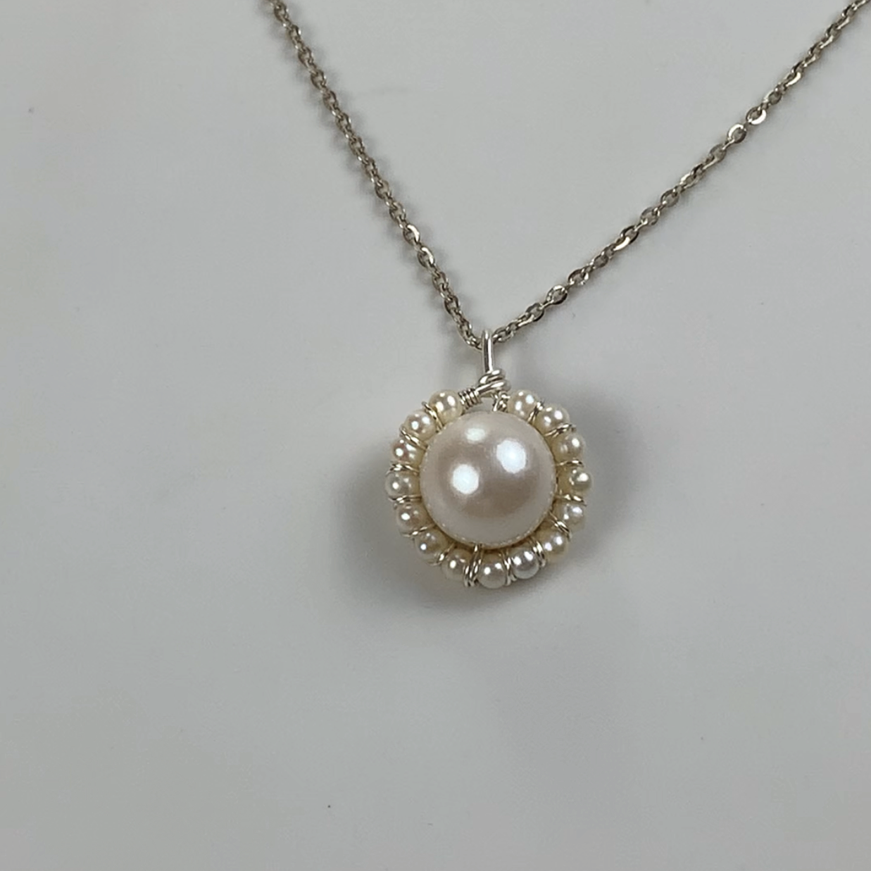 87.Edison pendant with pearl lace