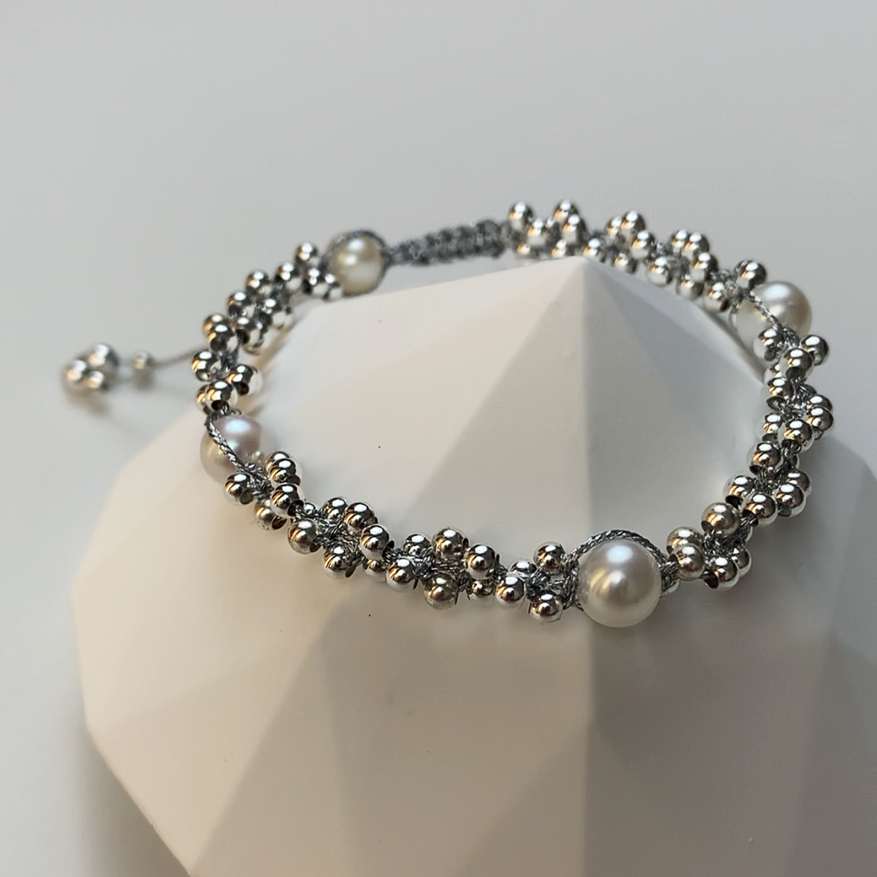 94.Hand-woven pearl bracelet